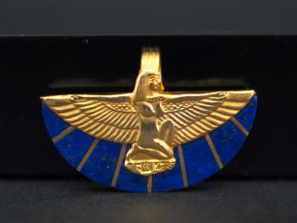 Vente aux enchères Pendentif de style égyptien en or jaune et lapis lazuli, à décor de dé