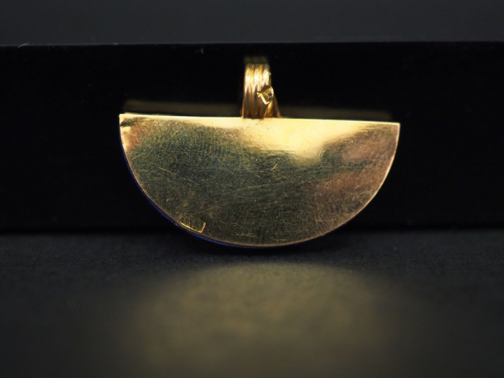 Pendentif de style égyptien en or jaune et lapis lazuli, à décor de dé