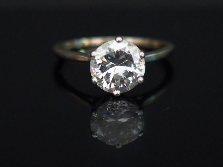 Bague solitaire en platine et or blanc, sertie d’un diamant demi-taill