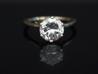 Vente aux enchères Bague solitaire en platine et or blanc, sertie d’un diamant demi-taill