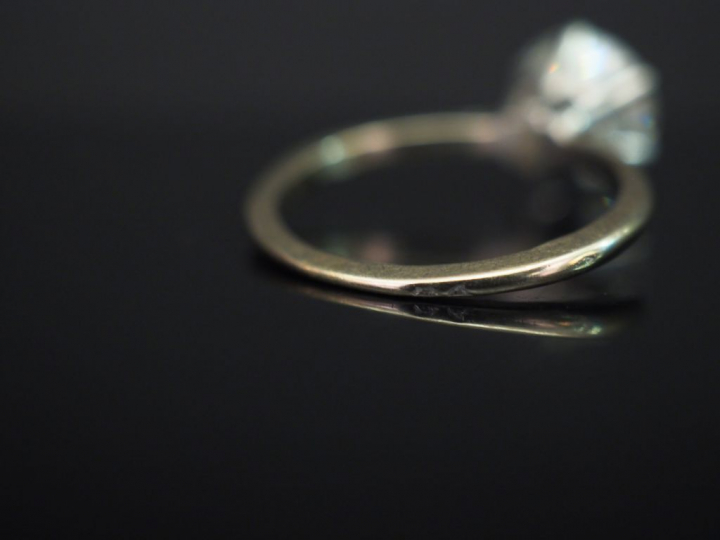 Bague solitaire en platine et or blanc, sertie d’un diamant demi-taill