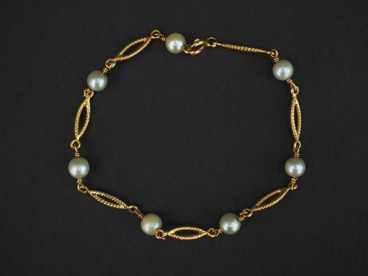 Bracelet en or jaune, à décor de maillons ovales et perles alternés. L