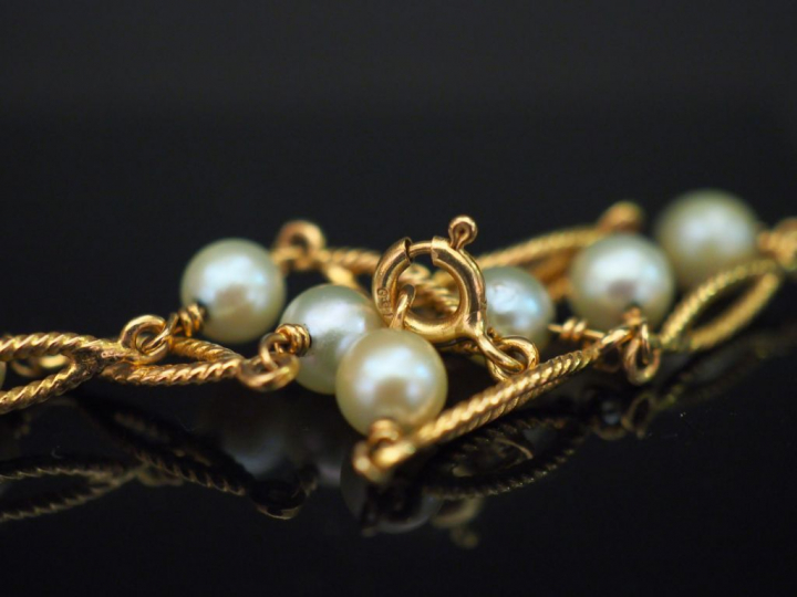 Bracelet en or jaune, à décor de maillons ovales et perles alternés. L