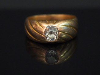 Vente aux enchères Bague jonc en or jaune, sertie en son centre d’un diamant taille ancie
