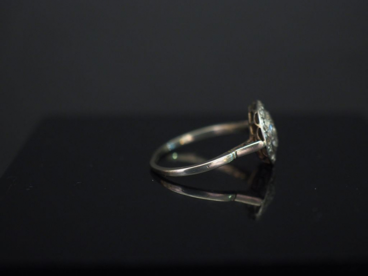 Bague en platine, sertie de petits diamants taillés en rose. TDD. 51 P