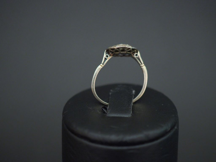 Bague en platine, sertie de petits diamants taillés en rose. TDD. 51 P