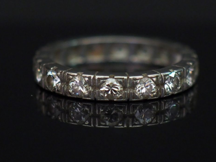 Alliance américaine en platine, sertie de diamants. TDD. 53 Poids tel.