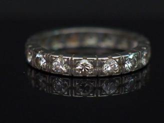 Vente aux enchères Alliance américaine en platine, sertie de diamants. TDD. 53 Poids tel.