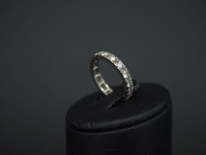 Alliance américaine en platine, sertie de diamants. TDD. 53 Poids tel.