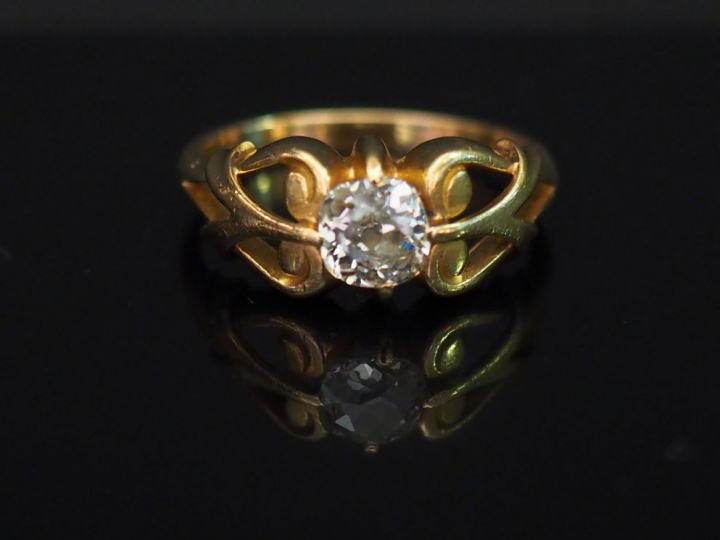 Bague 1900 en or jaune, sertie en son centre d’un diamant taille ancie