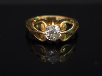 Vente aux enchères Bague 1900 en or jaune, sertie en son centre d’un diamant taille ancie