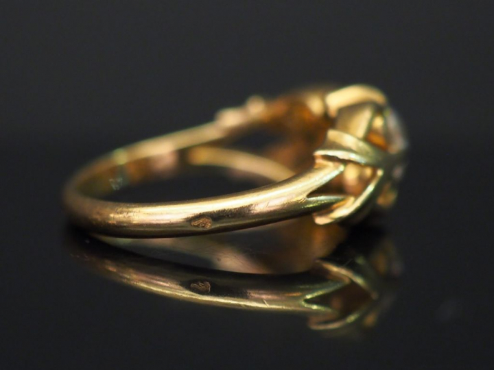 Bague 1900 en or jaune, sertie en son centre d’un diamant taille ancie