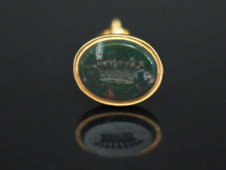 Vente aux enchères Pendentif sceau XIXème en or jaune, sertie d’une intaille, à décor de 