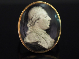 Vente aux enchères Bague en or jaune, ornée d’une miniature figurant un élégant de profil