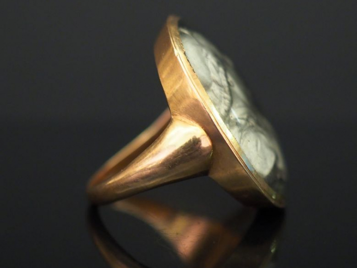 Bague en or jaune, ornée d’une miniature figurant un élégant de profil