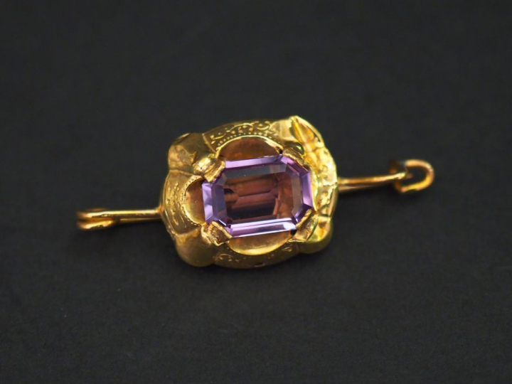 Broche en or jaune, sertie en son centre d’une améthyste.  Poids tel. 