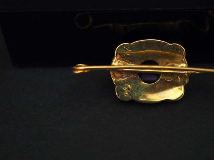 Broche en or jaune, sertie en son centre d’une améthyste.  Poids tel. 