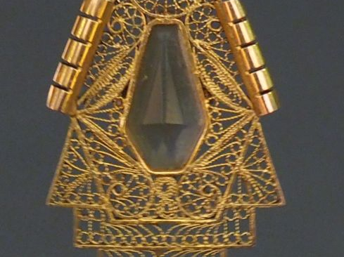 Pendentif en or jaune de forme géométrique à décor de filigranes, sert