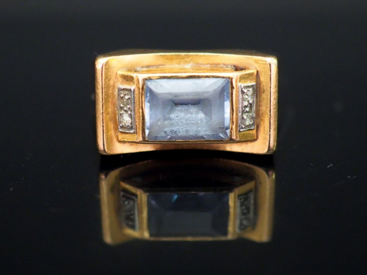 	Bague tank en or jaune, sertie en son centre d’une pierre bleu épaulé