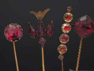 Vente aux enchères 	Ensemble comprenant :  - trois différentes épingles à cravate en or j