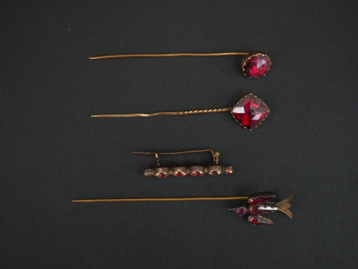 	Ensemble comprenant :  - trois différentes épingles à cravate en or j