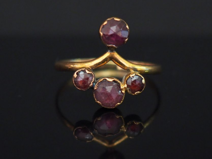 Bague en or jaune, sertie de quatre grenats. TDD. 58 Poids tel. 1,61 g