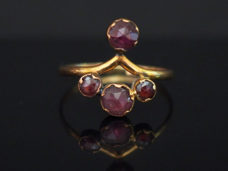 Vente aux enchères Bague en or jaune, sertie de quatre grenats. TDD. 58 Poids tel. 1,61 g