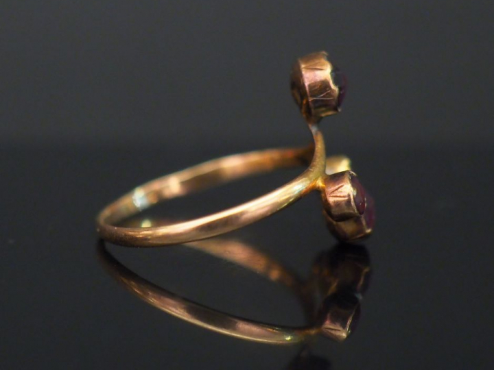 Bague en or jaune, sertie de quatre grenats. TDD. 58 Poids tel. 1,61 g