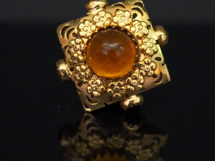 Pendentif en or jaune, serti de pierres de couleur en cabochon.  Jolie