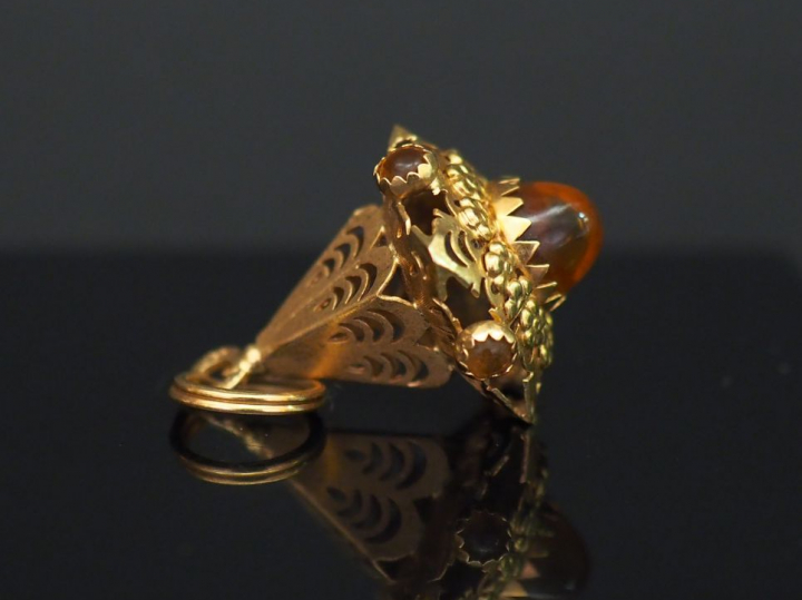 Pendentif en or jaune, serti de pierres de couleur en cabochon.  Jolie