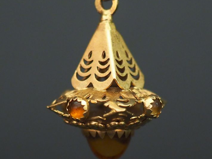 Pendentif en or jaune, serti de pierres de couleur en cabochon.  Jolie