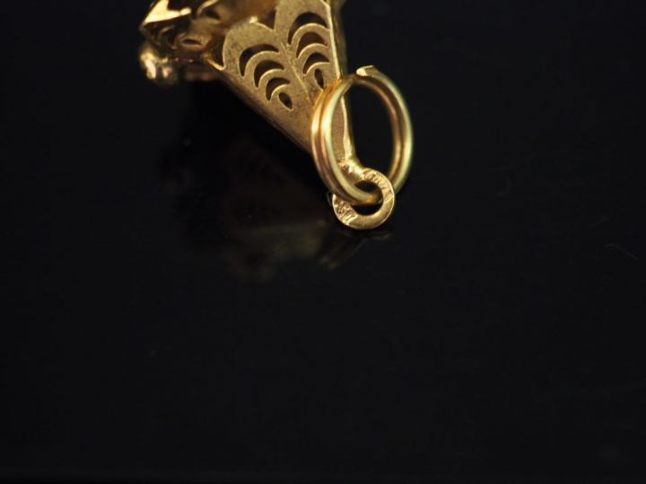 Pendentif en or jaune, serti de pierres de couleur en cabochon.  Jolie