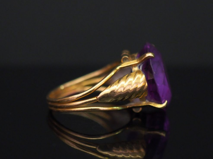 	Bague en or jaune, sertie en son centre d’une améthyste. Jolie montur