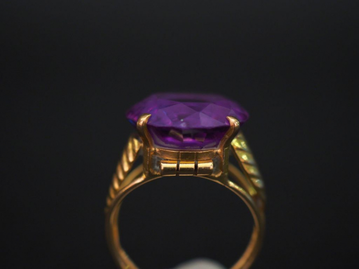 	Bague en or jaune, sertie en son centre d’une améthyste. Jolie montur