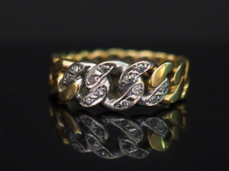 Vente aux enchères Bague deux tons d’or, maille gourmette, sertie de roses. TDD. 58 Poids