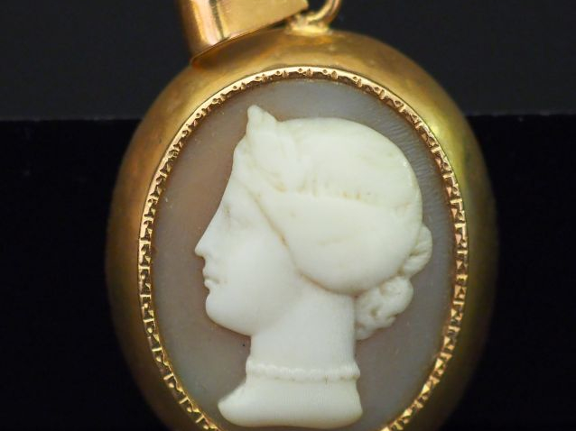 	Pendentif Napoléon III en or jaune, serti en son centre d’un camée fi