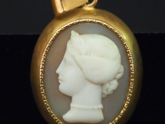 Vente aux enchères 	Pendentif Napoléon III en or jaune, serti en son centre d’un camée fi