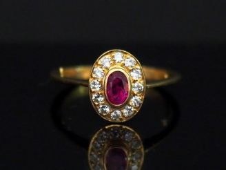 Vente aux enchères Petite bague marguerite en or jaune, sertie en son centre d’un rubis e