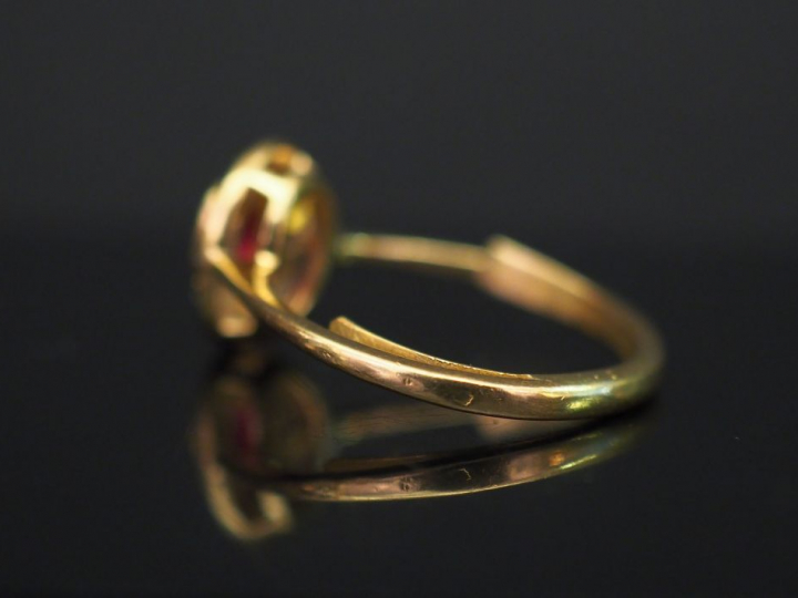 Petite bague marguerite en or jaune, sertie en son centre d’un rubis e