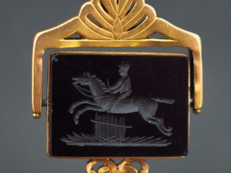 Vente aux enchères Pendentif articulé en or jaune, sertie d’une intaille figurant un cava