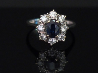Vente aux enchères Bague marguerite en or blanc, sertie en son centre d’un saphir entouré