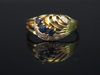 Vente aux enchères Petite bague en or jaune, sertie d’une ligne de trois petits saphirs e
