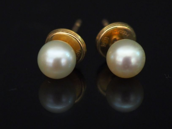 	Paire de puces d’oreilles en or jaune et perles. Poids tel. 1,84 g