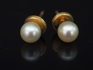 Vente aux enchères 	Paire de puces d’oreilles en or jaune et perles. Poids tel. 1,84 g