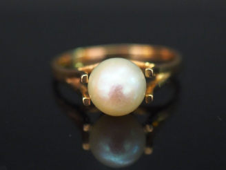 Vente aux enchères Bague en or jaune, sertie d’une perle. TDD. 52 Poids tel. 2,28 g