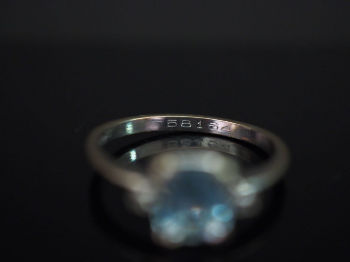 	Bague en or blanc, sertie en son centre d’une aigue marine épaulé de 