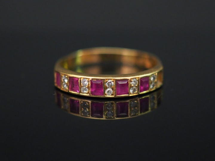 Bague jonc en or jaune, sertie de rubis calibrés et petits diamants. T