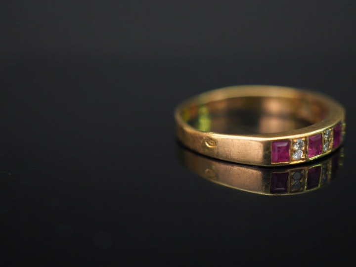 Bague jonc en or jaune, sertie de rubis calibrés et petits diamants. T