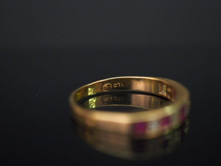 Bague jonc en or jaune, sertie de rubis calibrés et petits diamants. T