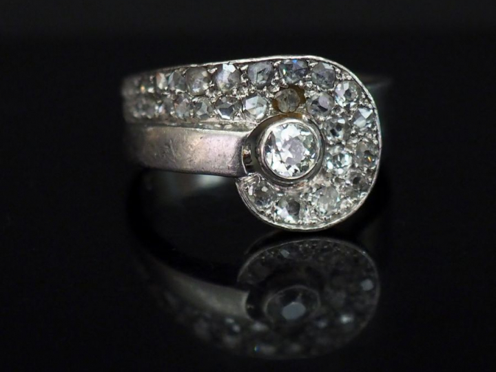 Bague moderne dite « tourbillon » en or blanc, sertie en son centre d’